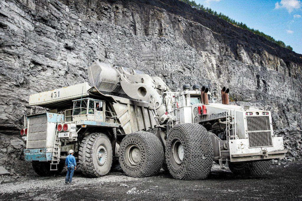Travailleur sur monticule de matériaux - carrière industrielle