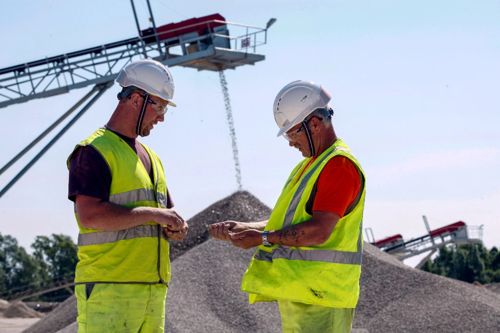 Engins miniers LeTourneau et tombereau - carrière à ciel ouvert