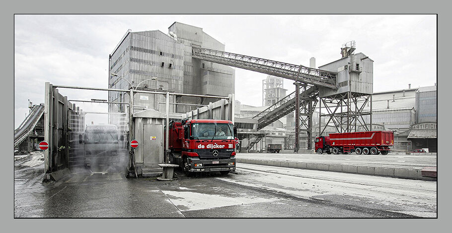 Équipe sur tombereau Caterpillar 769D - carrière industrielle