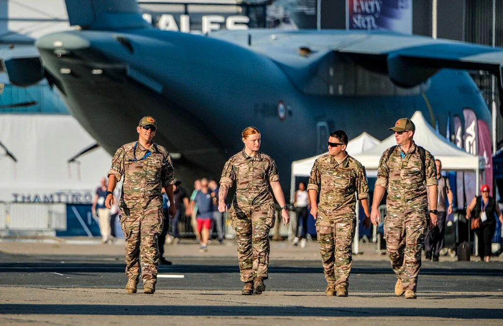 Salon du Bourget 2025 - Équipe militaire devant A400M Safran